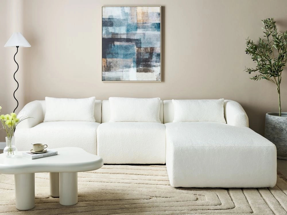 Divano angolare a 3 posti a sinistra Bouclè bianco Braccioli imbottiti a binario Cuscini aggiuntivi Stile moderno minimalista
