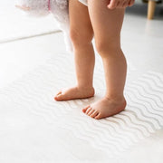 Strisce Antiscivolo per Doccia - Set da 28 Strisce Autoadesive per Doccia, Trappatoio, Scale e Pavimenti - Materiale PEVA, Idrorepellente, Comodo e Facile da Installare - Incluso Spazzolino