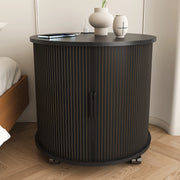 Comodino cilindrico stile mid-century con presa e 2 porte USB, anta scorrevole e vano contenitore, nero, 60 × 60 × 60 cm