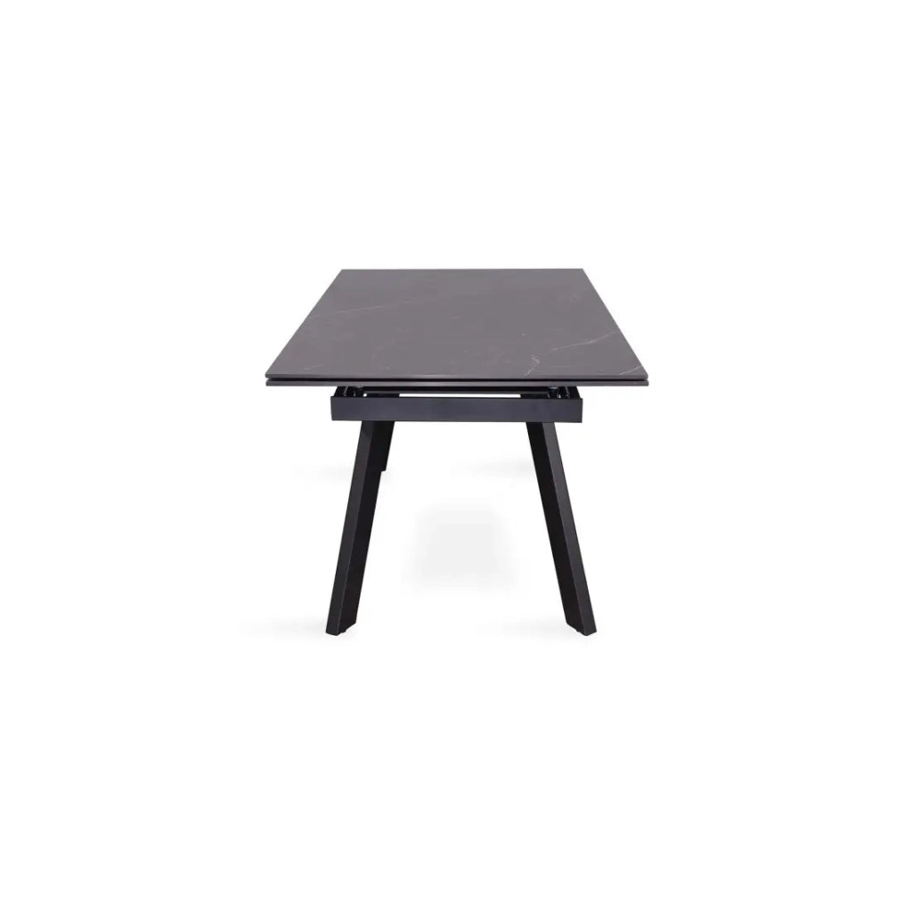 Tavolo da pranzo estensibile per 10 persone con piano in pietra nera della collezione LAROS. Struttura in metallo.