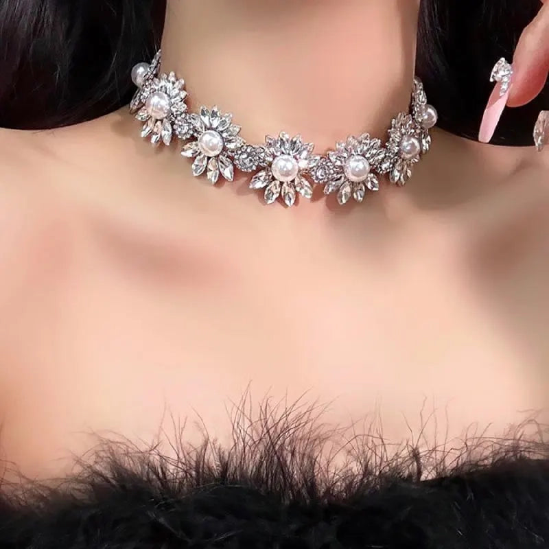 Collana da sera con fiore e zirconi, realizzata a mano, regalo di Natale o di compleanno.