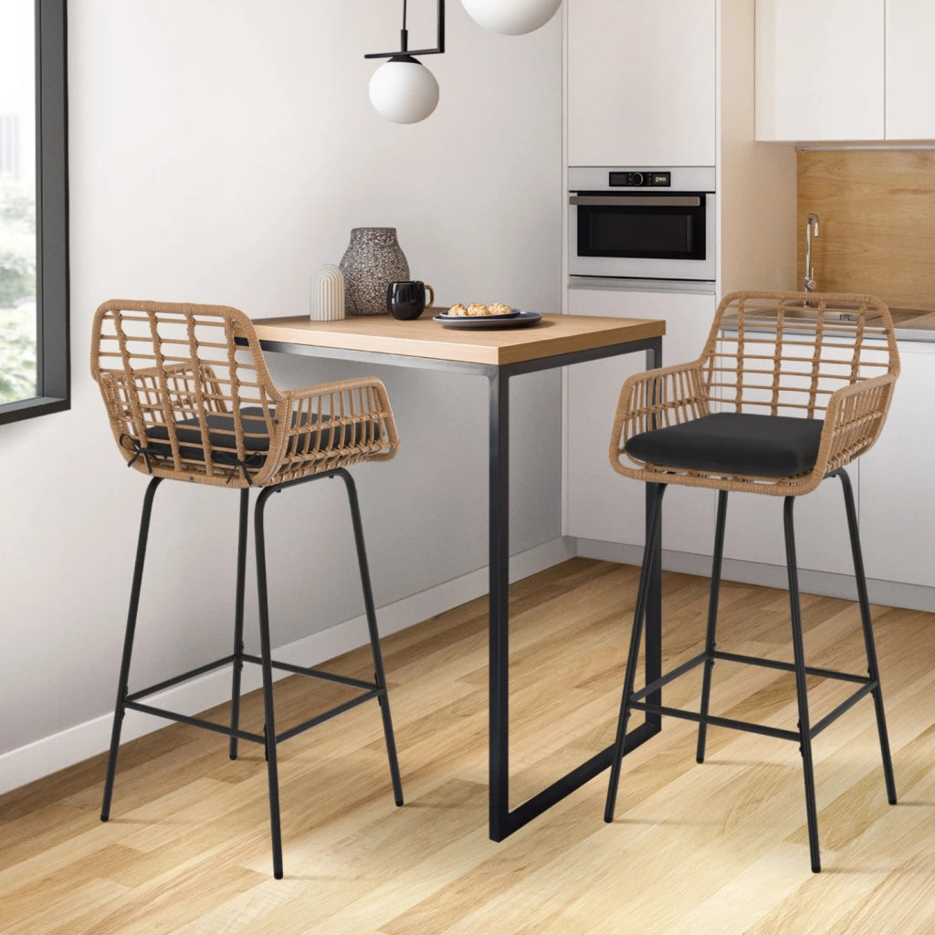 IDMarket - Set di 2 sgabelli da bar SUMMER con braccioli effetto rattan beige e gambe in metallo nero