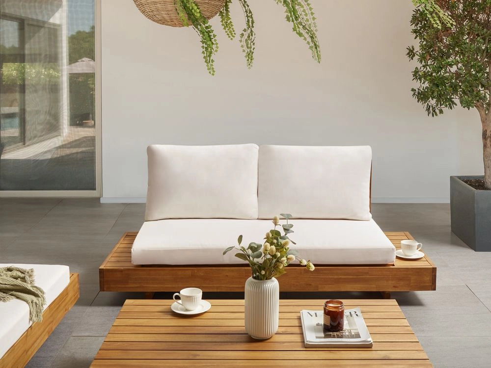 Divano da giardino in legno chiaro certificato Acacia per esterni a 2 posti con cuscini Design moderno e mediterraneo