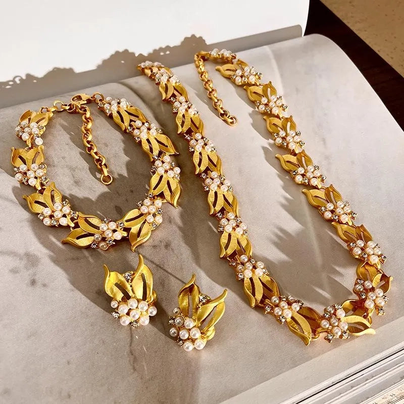 Set di gioielli vintage fatti a mano con perle di grano dorate: collana, bracciale e orecchini