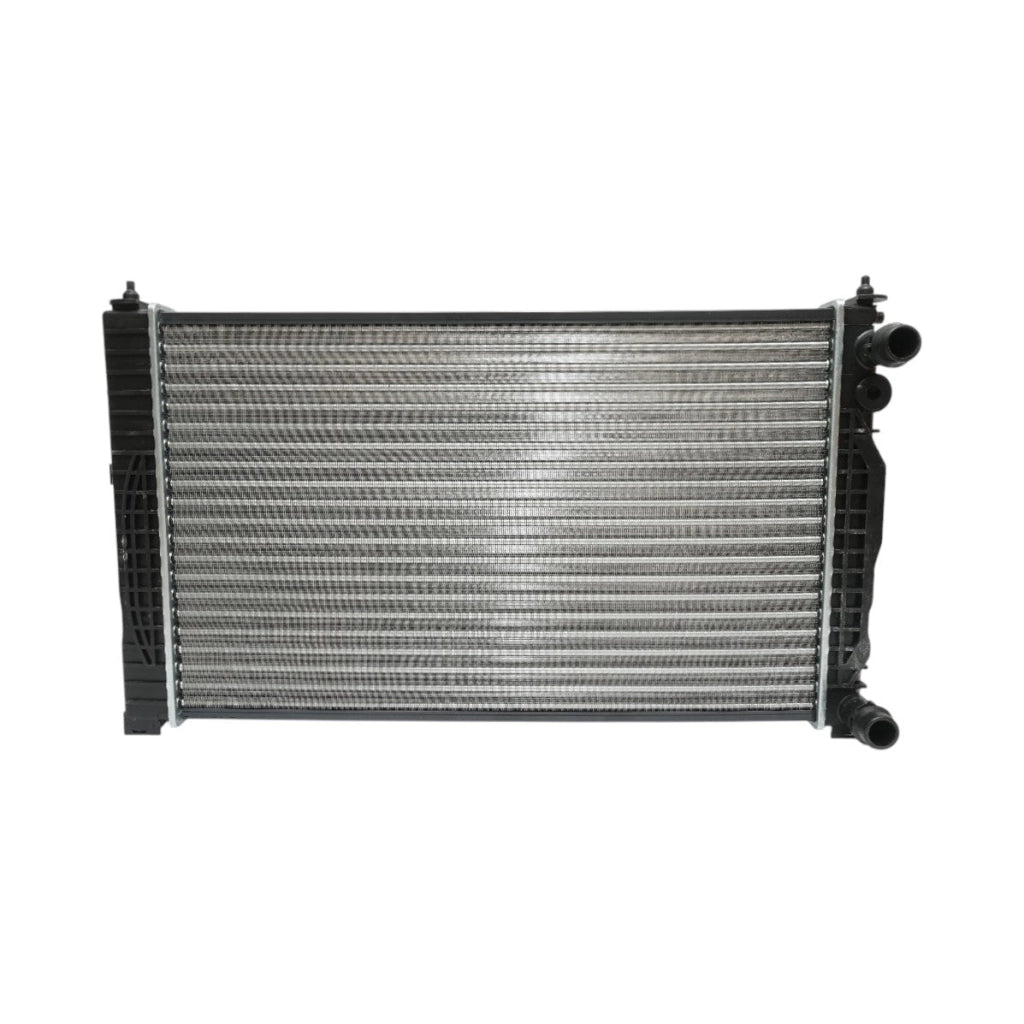Radiatore raffreddamento acqua motore – Audi, Skoda, VW (motori 1.6 – 2.3 L) Dimensioni: 396 × 635 × 32 mm Codici OEM compatibili: 8D0121251AJ, 8D0121251AT, 8D0121251BJ, 8D0121251Q, 58259, 1924001977