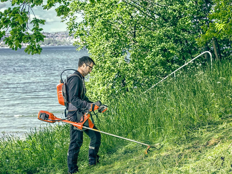 Decespugliatore Husqvarna 520iRX a batteria, 36V, con impugnatura a U
