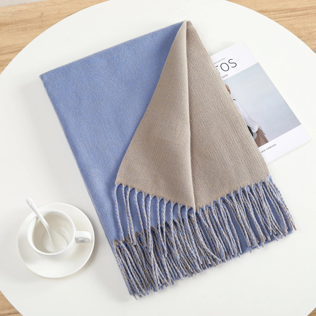 Elegante e semplice sciarpa calda in cashmere a tinta unita, ideale per gli spostamenti quotidiani.