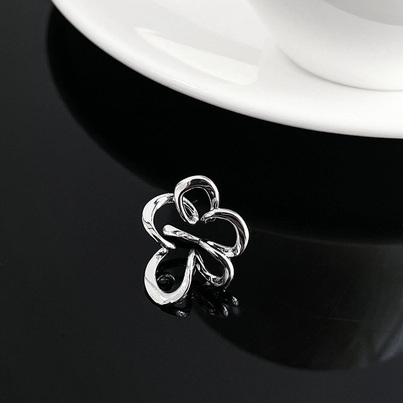 Orecchini a fiore traforati con petali in argento placcato oro e rame.