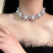 Collana da sera con fiore e zirconi, realizzata a mano, regalo di Natale o di compleanno.