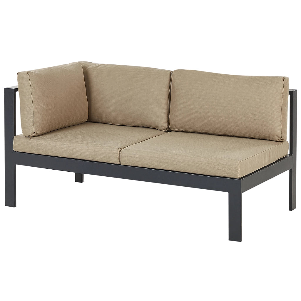 Set da giardino divano 5 posti e tavolo elevabile con struttura nera e piano in vetro e cuscini beige stile moderno scandinavo