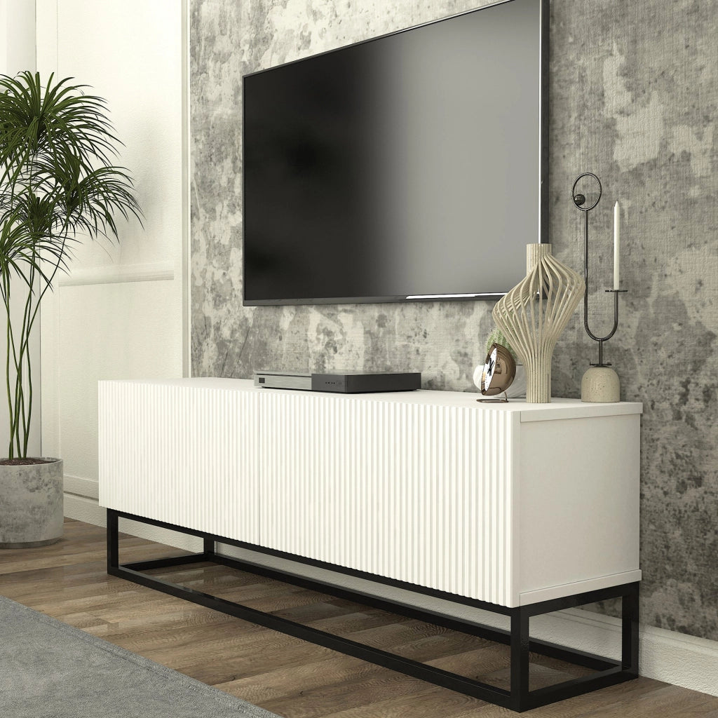 Mobile Porta TV Verpsboga a 2 Ante Decorative e Telaio Lungo in Metallo 135x32x47 cm - Bianco [en.casa]