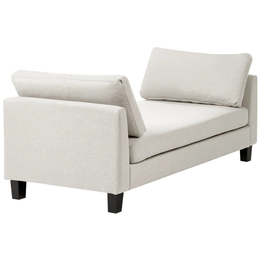 Chaise longue in tessuto beige chiaro imbottita con cuscini gambe in acciaio in stile scandinavo