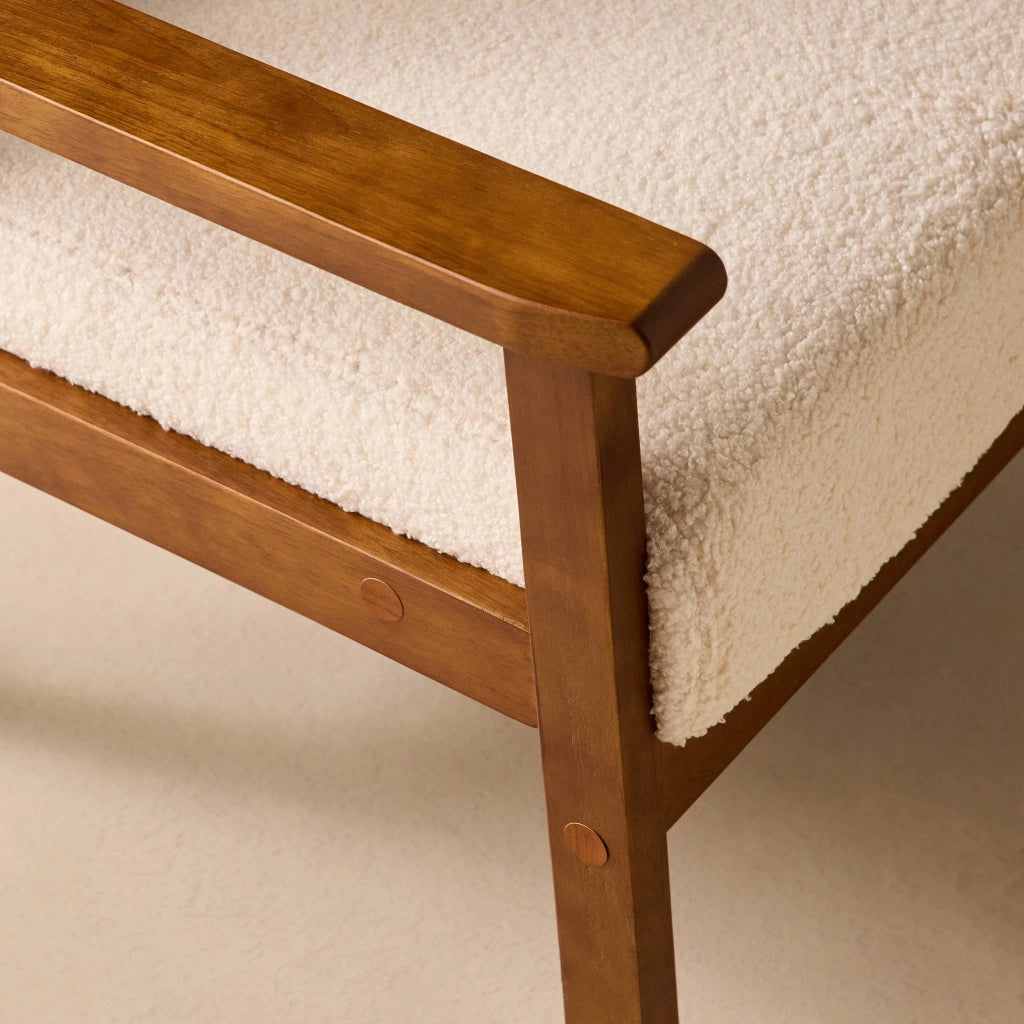 Poltrona scandinava bouclé in legno di hevea tinto noce chiaro, crema