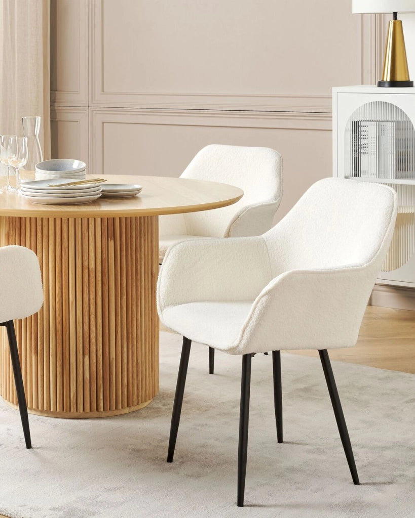 Set di 2 sedie da pranzo in tessuto bouclè bianco braccioli schienale intagliato gambe in metallo moderna industriale
