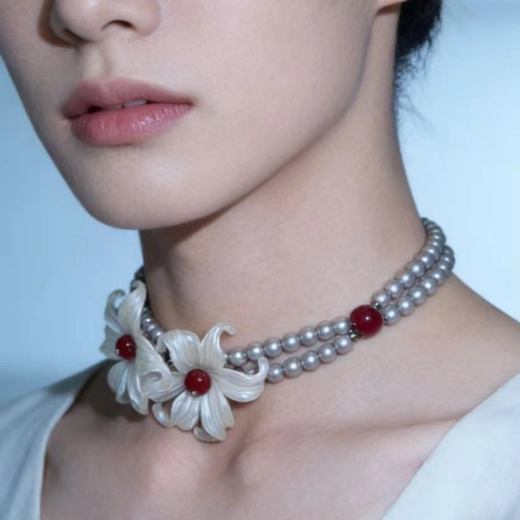 Collana con grande fiore bianco, girocollo a doppio strato con fiore in argento e perle
