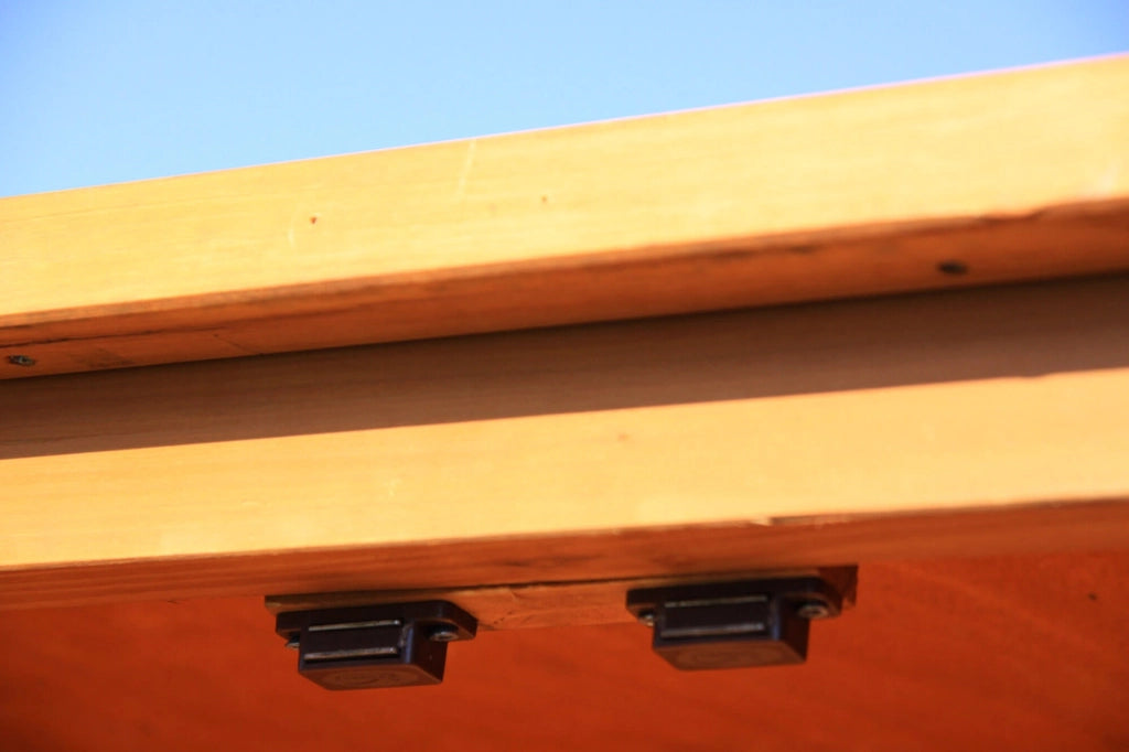 Armadio Porta Attrezzi da Giardino 1 Ripiano 2 Ante 69x43x96 cm in Legno Taini