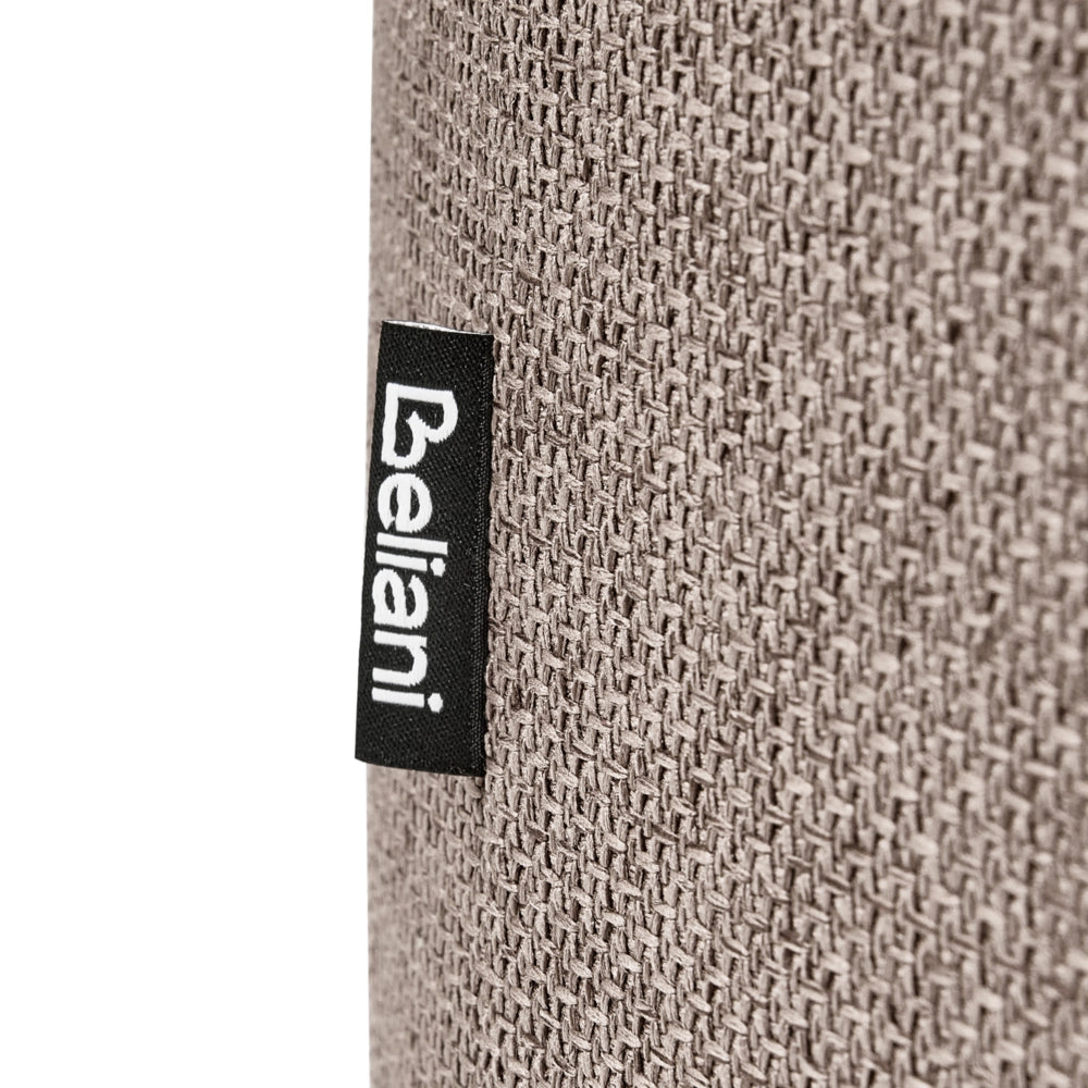Pouf contenitore in tessuto beige con finitura idrorepellente. Poggiapiedi imbottito con contenitore e seduta per ingresso.