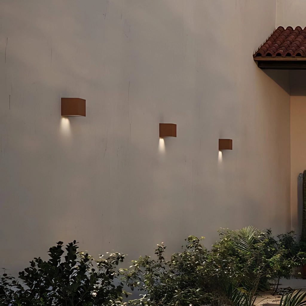 Forward Lampada da parete a 2 luci asimmetrica per esterni, struttura in alluminio finitura Corten, LED 3000K, 10.5W, protezione IP54, 12x12x12 cm