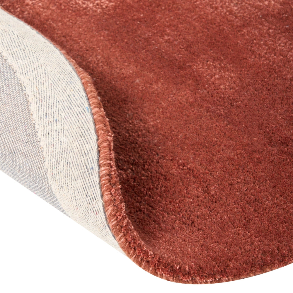 Tappeto moderno in viscosa e lana fatto a mano a forma di triangolo rosso scuro 160 x 230 cm Stile Moderno Glam