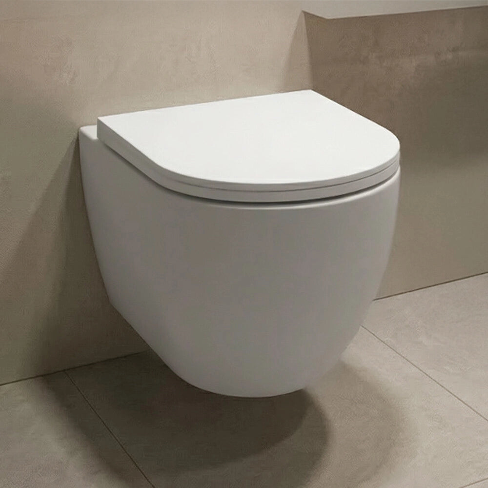Wc sospeso in ceramica bianca con design ovale e scarico rimless Velora