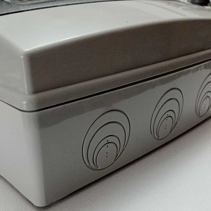 Centralino stagno cassetta da parete con sportello capienza 12 moduli ip65