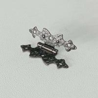 Cerniera 67x40mm stile ferro battuto a filo ali piane verniciata fumè