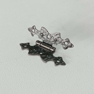 Cerniera 67x40mm stile ferro battuto a filo ali piane verniciata fumè