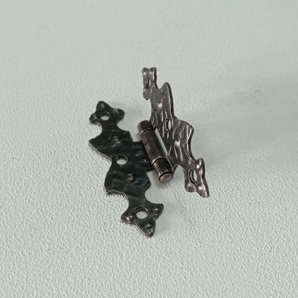 Cerniera 67x40mm stile ferro battuto a filo ali piane verniciata fumè