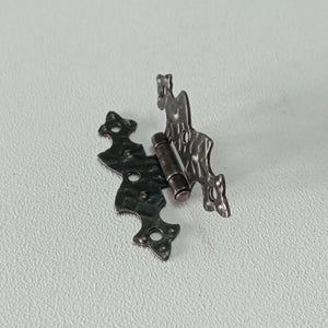 Cerniera 67x40mm stile ferro battuto a filo ali piane verniciata fumè