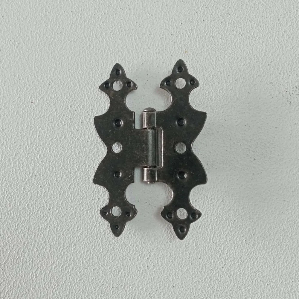 Cerniera 67x40mm stile ferro battuto a filo ali piane verniciata fumè