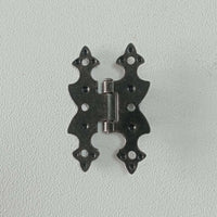 Cerniera 67x40mm stile ferro battuto a filo ali piane verniciata fumè