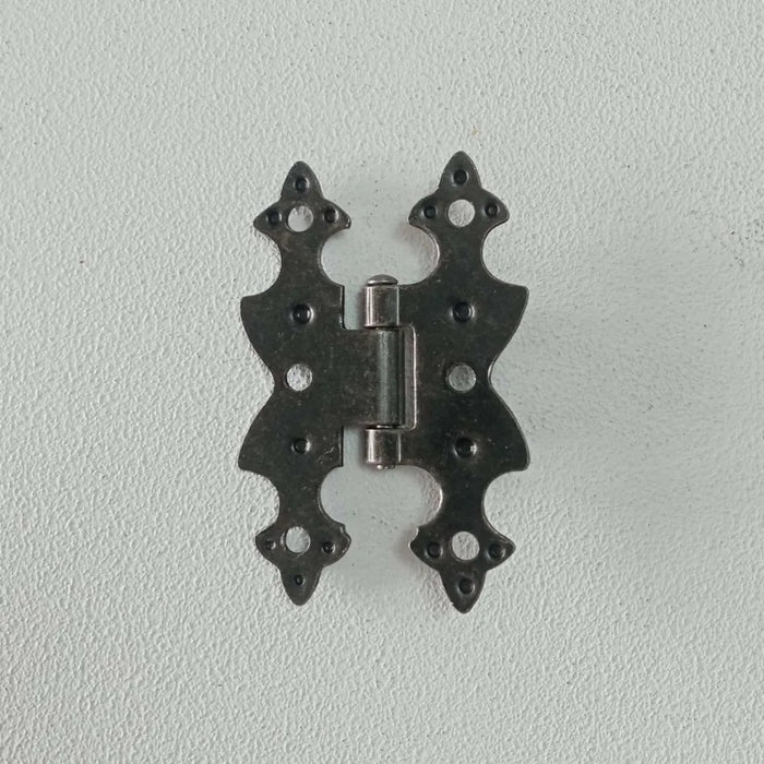 Cerniera 67x40mm stile ferro battuto a filo ali piane verniciata fumè