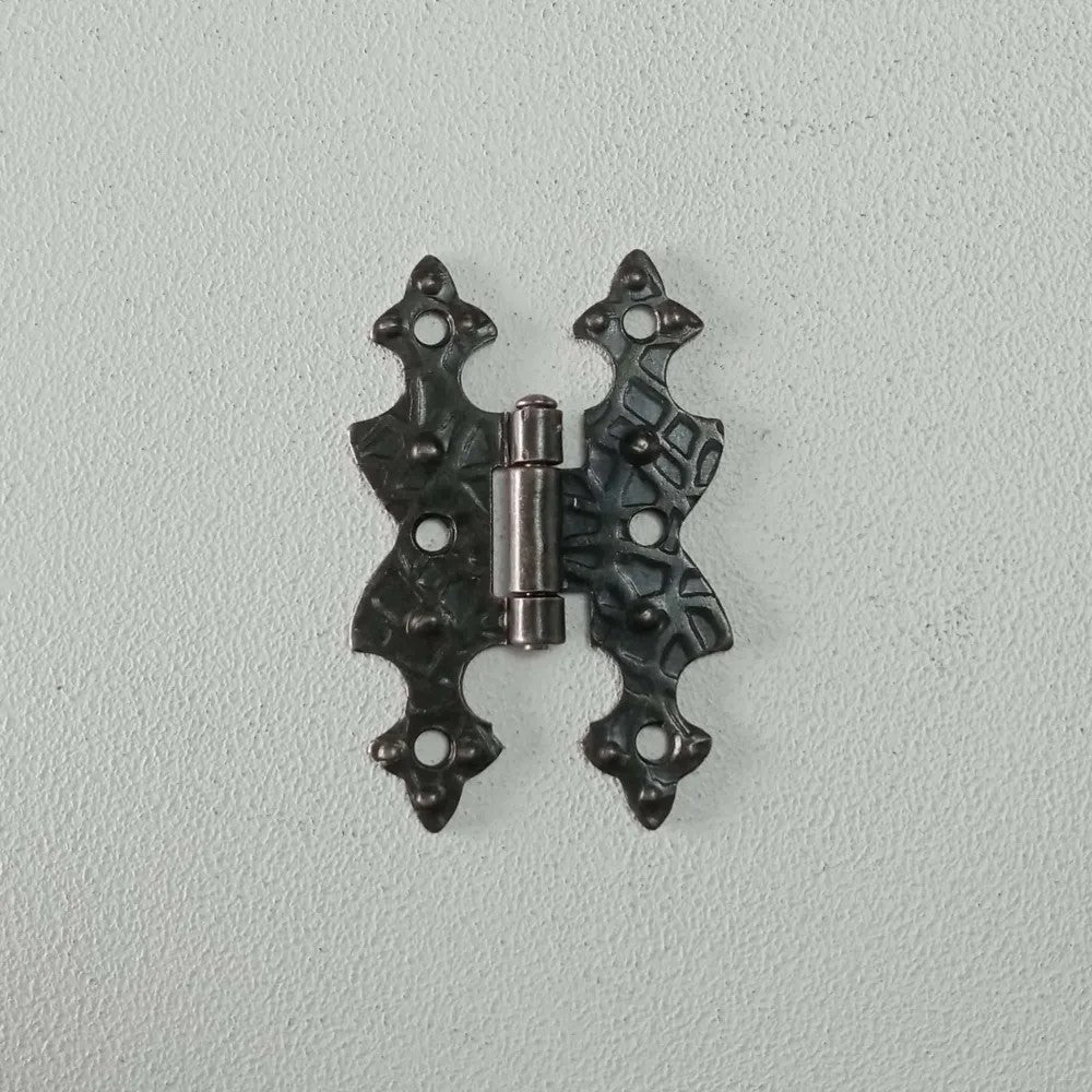 Cerniera 67x40mm stile ferro battuto a filo ali piane verniciata fumè