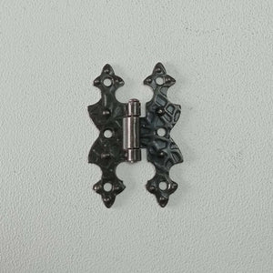 Cerniera 67x40mm stile ferro battuto a filo ali piane verniciata fumè