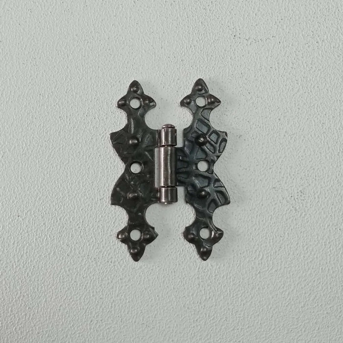 Cerniera 67x40mm stile ferro battuto a filo ali piane verniciata fumè