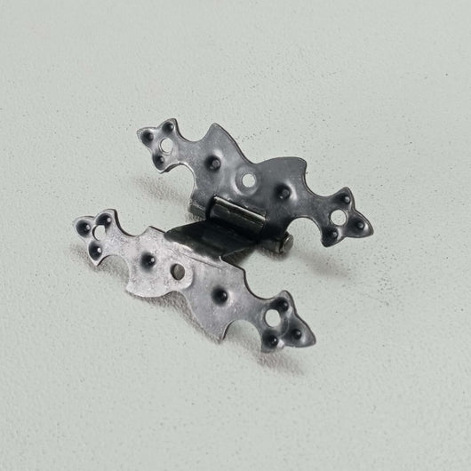 Cerniera da 67x38mm ali zancate stile ferro battuto verniciata fumè