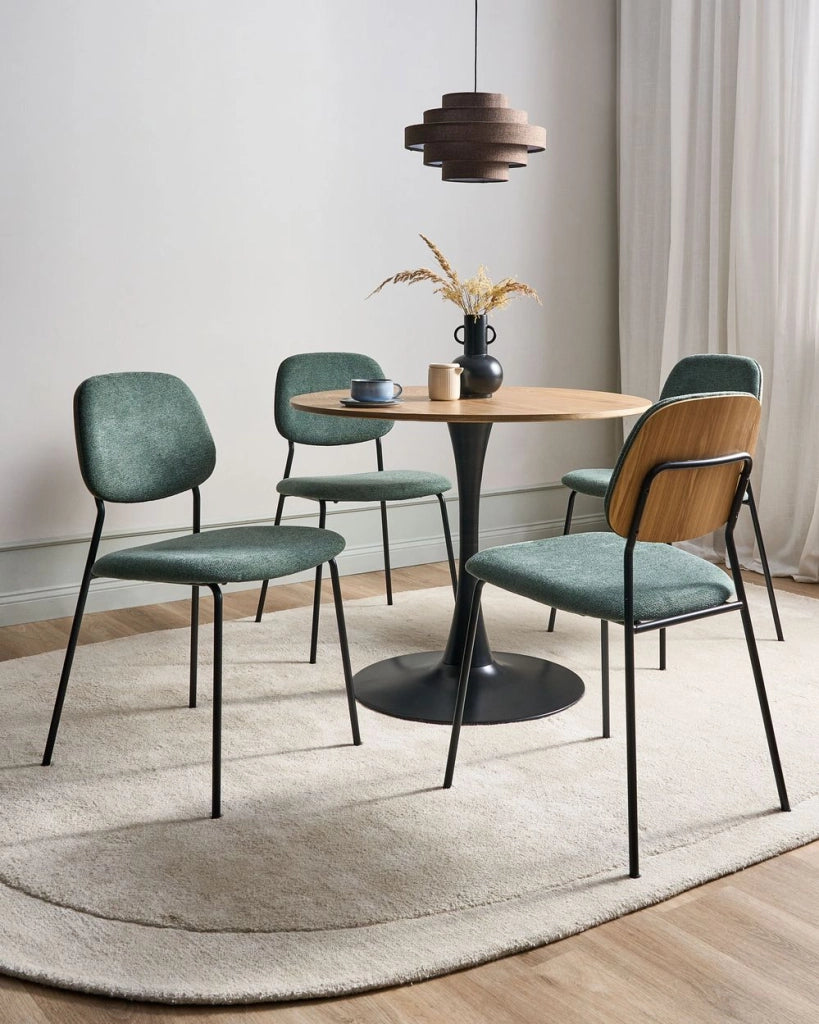 Set di 4 sedie da pranzo verde nero poliestere gambe in ferro senza braccioli cappucci protettivi design minimalista moderno impilabili