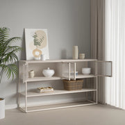 Credenza Bassa Säkylä con Ante in Vetro Scanalato 150x38x90 cm color Cammello [en.casa]