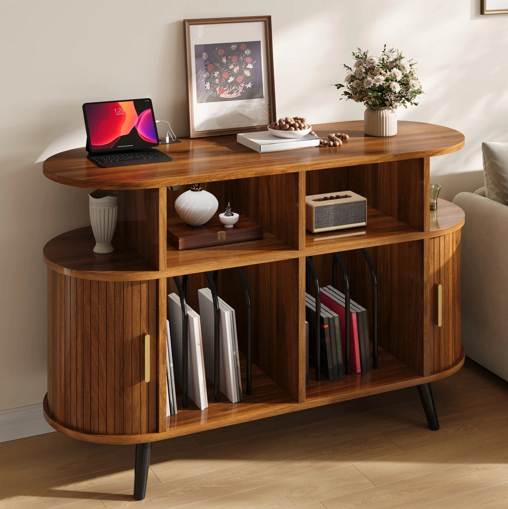 Sideboard con Mobile Porta Dischi in MDF effetto Noce, Design Ovale, Gambe in Ferro Nero e Maniglie in Alluminio, con Porta Cavi e Stazione di Ricarica Integrata