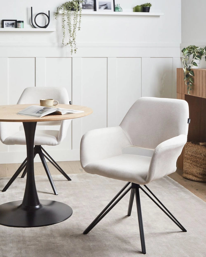 Set di 2 sedie da pranzo imbottite in poliestere Bianco sporco con gambe nere in ferro Arredamento per sala da pranzo in stile moderno