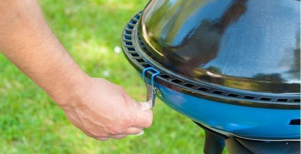 Campingaz 2000025698 Party Grill 600 R Barbecue da Campeggio a Gas 4000 W Piastra Antiaderente Accensione Piezoelettrica colore Nero