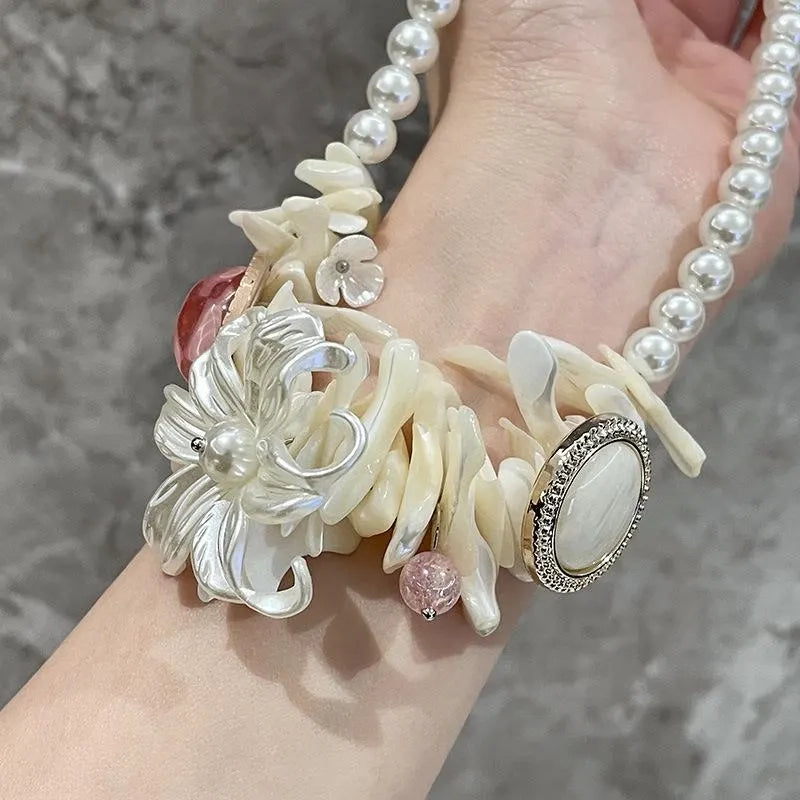 Collana di perle a forma di fiore in conchiglia, realizzata a mano: design naturale e irregolare