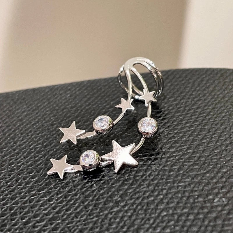 Orecchini a clip a forma di stella e luna con zirconi per donne senza lobi forati.