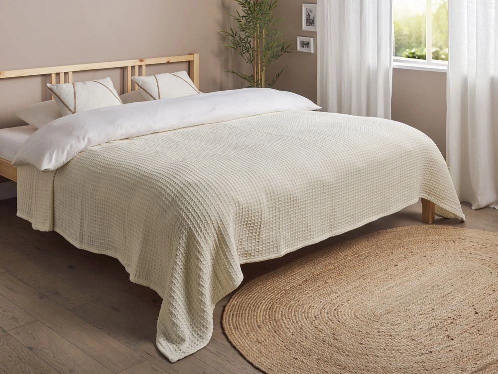 Copriletto in cotone beige chiaro 220 x 240 cm con motivo a quadretti, decorativo, per il soggiorno e la camera da letto.
