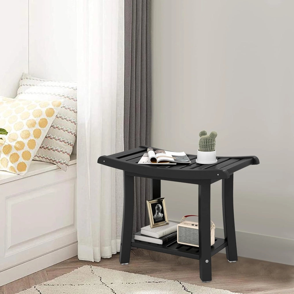 Sgabello da Doccia, Sgabello da Bagno Impermeabile con Sedile Curvo, con Portasciugamani e Piedini Antiscivoli, Panca Versatile con Ripiano, 60,5 x 34 x 48 cm (Nero)