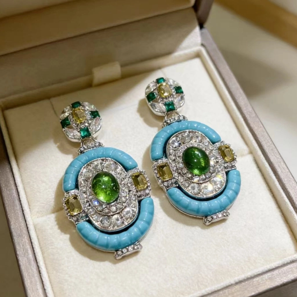 Orecchini ovali blu, interamente tempestati di diamanti e con smeraldi super scintillanti, stile vintage.