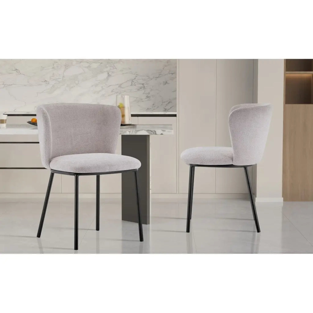 Sedia ARTHUS – Tessuto beige con piedi in metallo nero – H76 × L52 × P54 cm