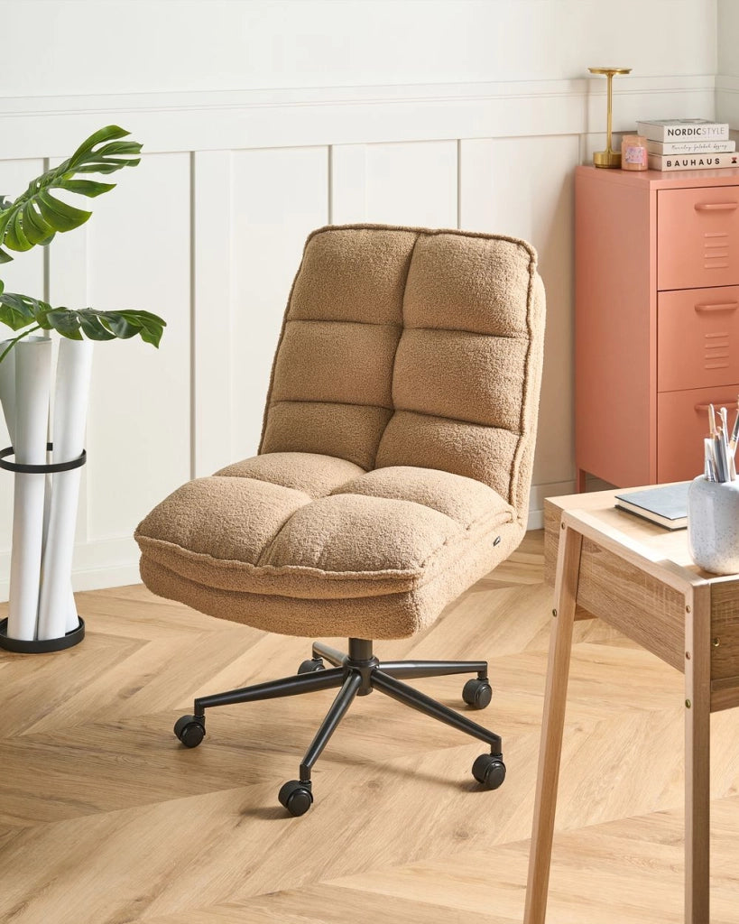 Sedia da scrivania per ufficio Rivestimento in Boucle beige sabbia Regolazione dell'altezza del sedile Imbottitura girevole reclinabile