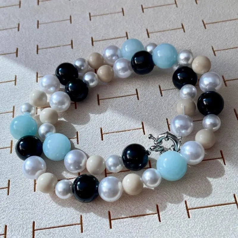 Collana fatta a mano con pietre naturali, perle blu e cristalli, regalo di Natale o di compleanno.