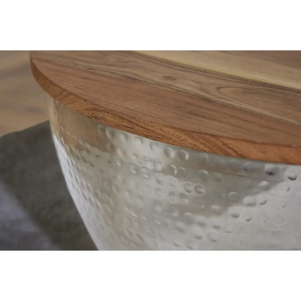 Table bassa TRIANE 60 cm con contenitore – Piano in legno di acacia e struttura in metallo argento martellato